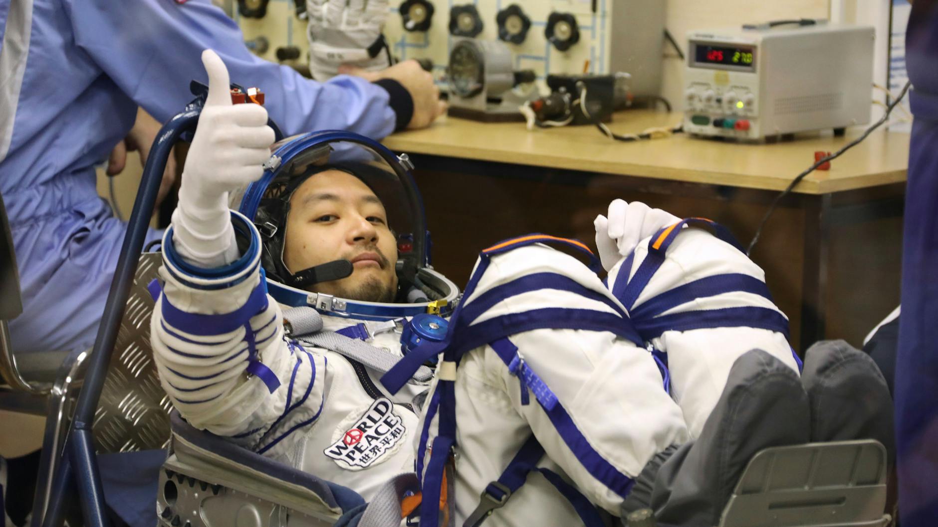 Alles Paletti: Der japanische Milliardär und Weltraum-Tourist Yozo Hirano kurz vor dem Abflug zur Internationalen Raumstation ISS. 