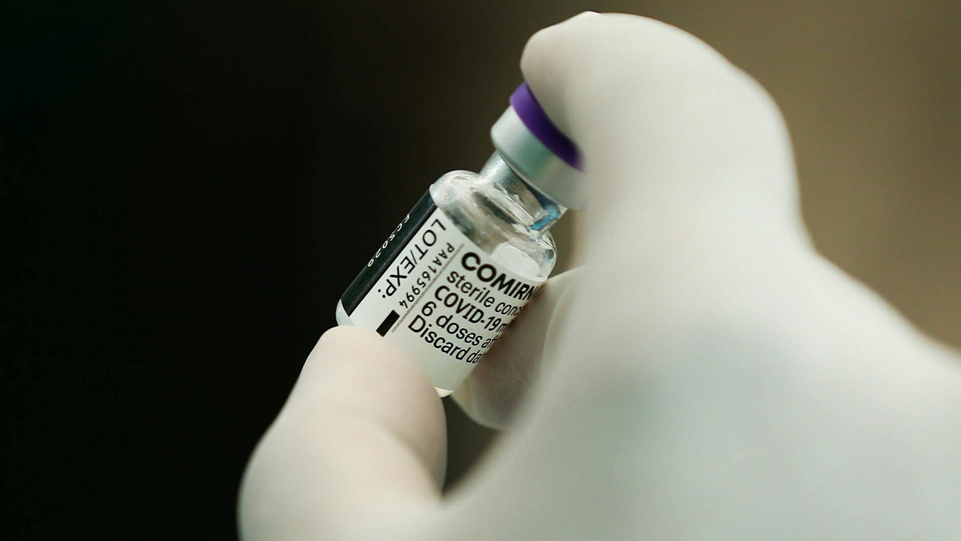 Eine Dosis des Comirnaty-Impfstoffs von Biontech/Pfizer. 