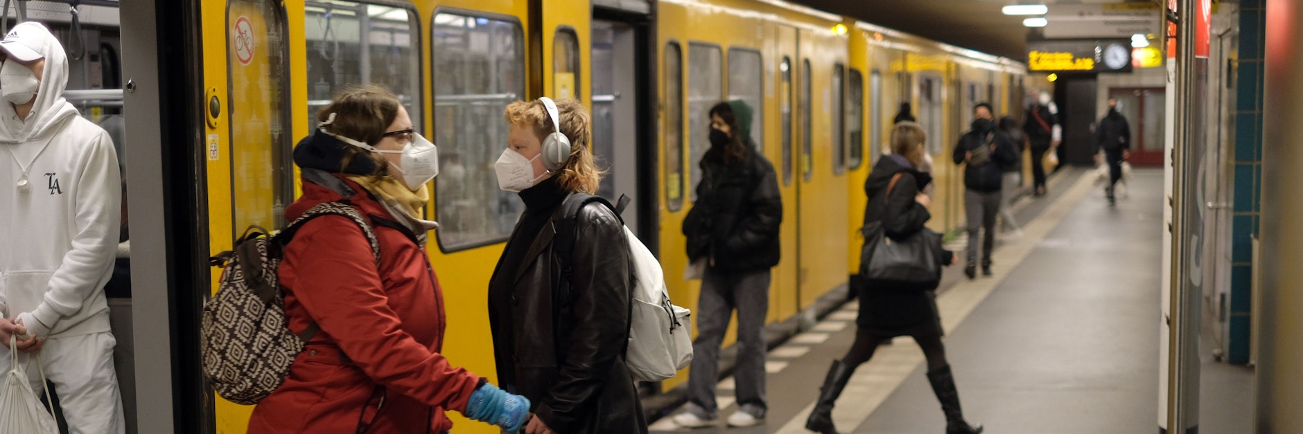 Ab sofort wird in Berlin die 3G-Regel schon auf den Bahnsteigen von U- und S-Bahn kontrolliert.