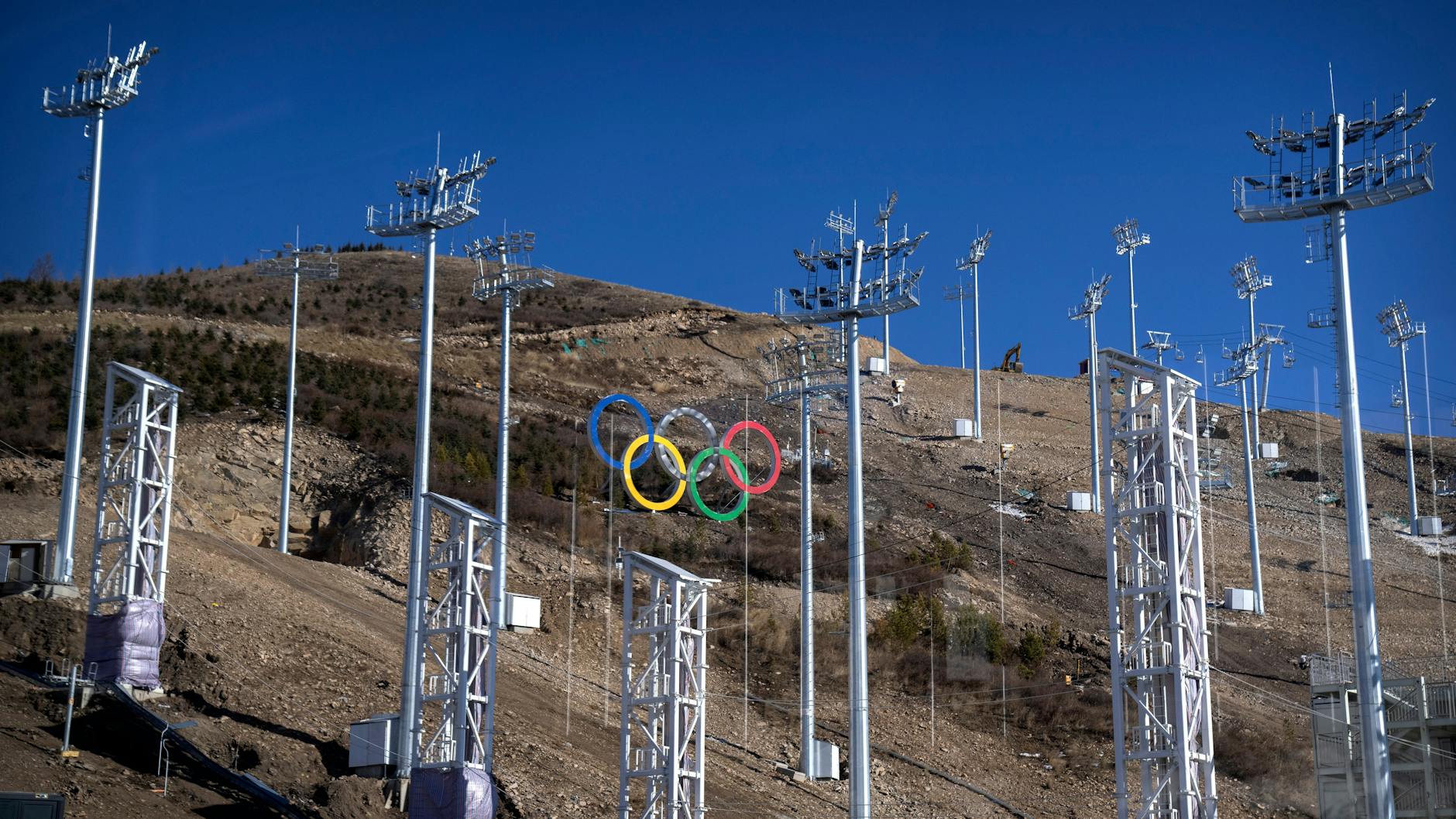 Die olympischen Ringe stehen auf einem Hügel im Genting Resort Secret Garden, wo die Olympischen Winterspiele 2022 stattfinden werden.