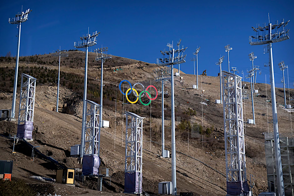 Die olympischen Ringe stehen auf einem Hügel im Genting Resort Secret Garden, wo die Olympischen Winterspiele 2022 stattfinden werden.