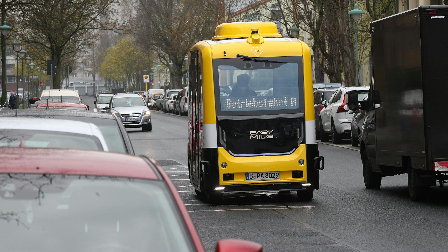 Ein hochautomatisierter Kleinbus ist in Tegel unterwegs. Sensoren nehmen die Umgebung ins Visier, Computer sollen aus den empfangenen Informationen die richtigen Schlüsse ziehen.