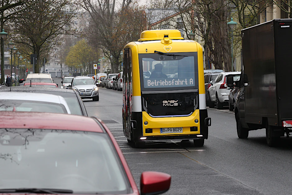 Ein hochautomatisierter Kleinbus ist in Tegel unterwegs. Sensoren nehmen die Umgebung ins Visier, Computer sollen aus den empfangenen Informationen die richtigen Schlüsse ziehen.