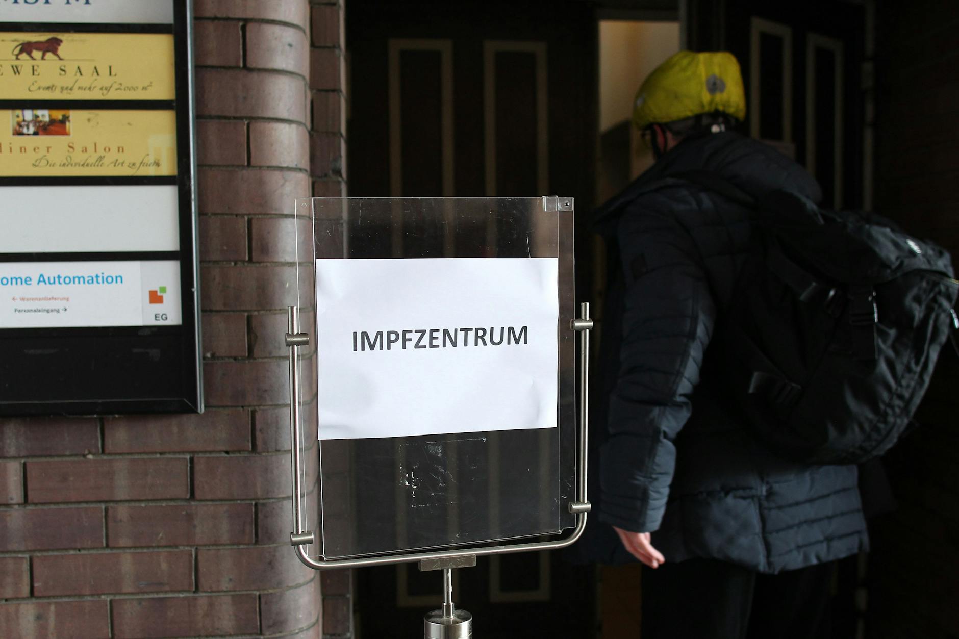Der Eingang zum Impfzentrum im Loewe Saal in Moabit. Boostern nach viereinhalb Monaten ist hier möglich.