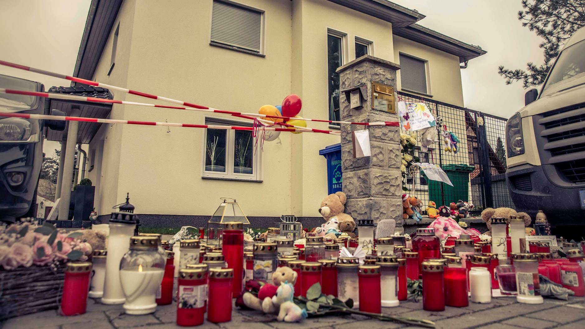 In diesem Haus im Ortsteil Senzig (Königs Wusterhausen) wurden fünf Leichen gefunden. Nachbarn, Bekannte und Freunde legten Kerzen, Kuscheltiere und Briefe in der Einfahrt ab.