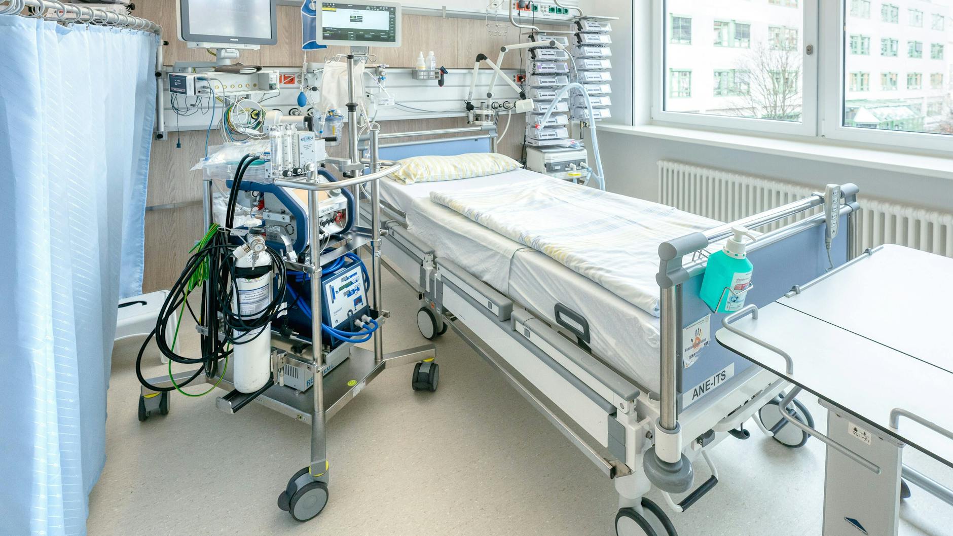 Ein Bett auf einer Intensivstation.