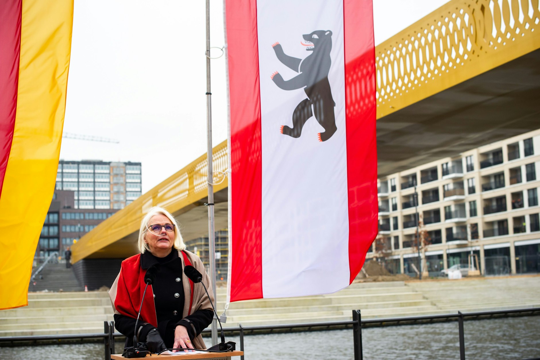 In eisigem Wind pries Regine Günther den Golda-Meir-Steg als Zeichen der Verbundenheit zwischen Deutschland und Israel.