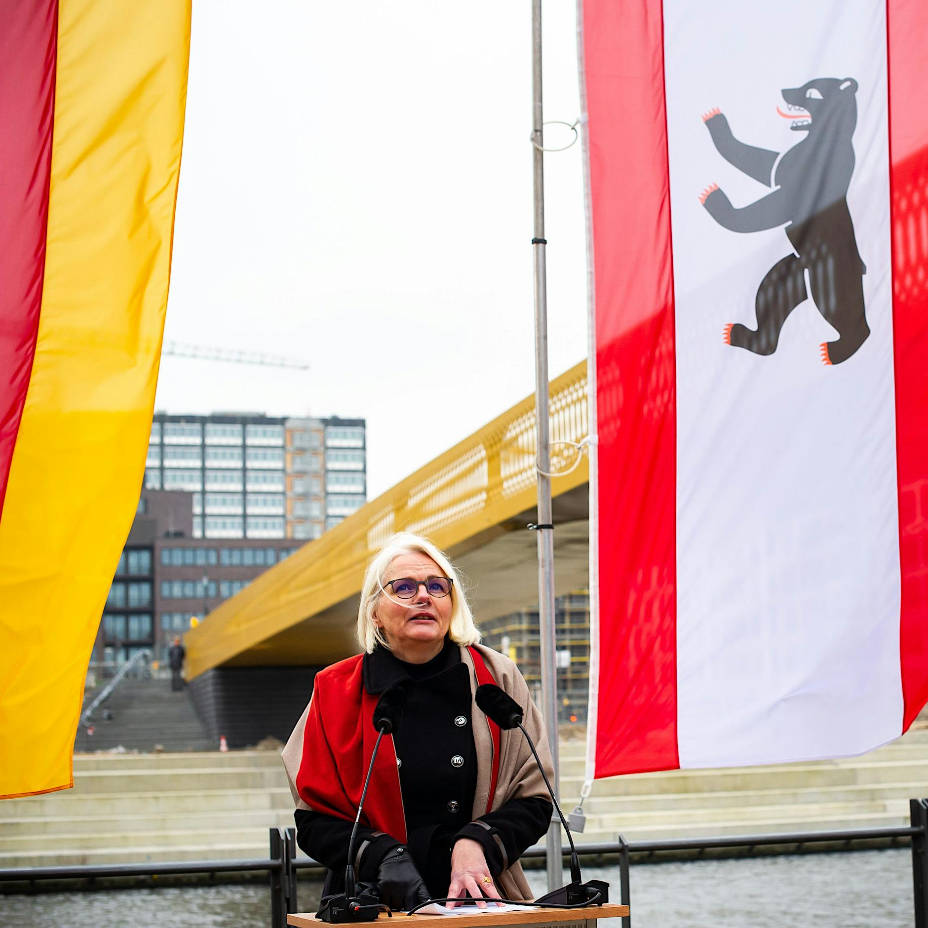 Golda-Meir-Steg in Mitte eröffnet: Drei Jahre zu spät fertig, fünf Mal so teuer