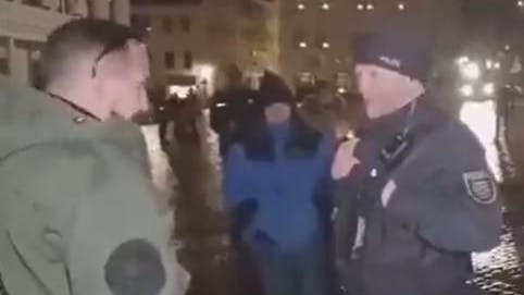 Der Demonstrant im Streitgespräch mit dem Polizisten. Die Echtheit des Videos wurde von der Polizei bestätigt.