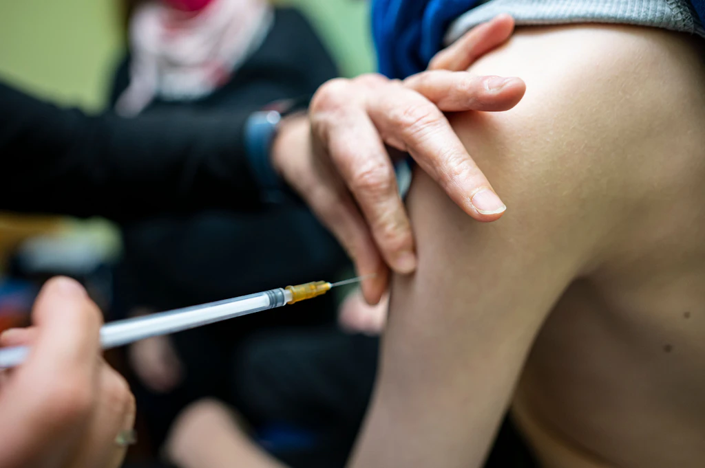 Corona in Berlin: Kinder sollen auch an Schulen geimpft werden – Kritik