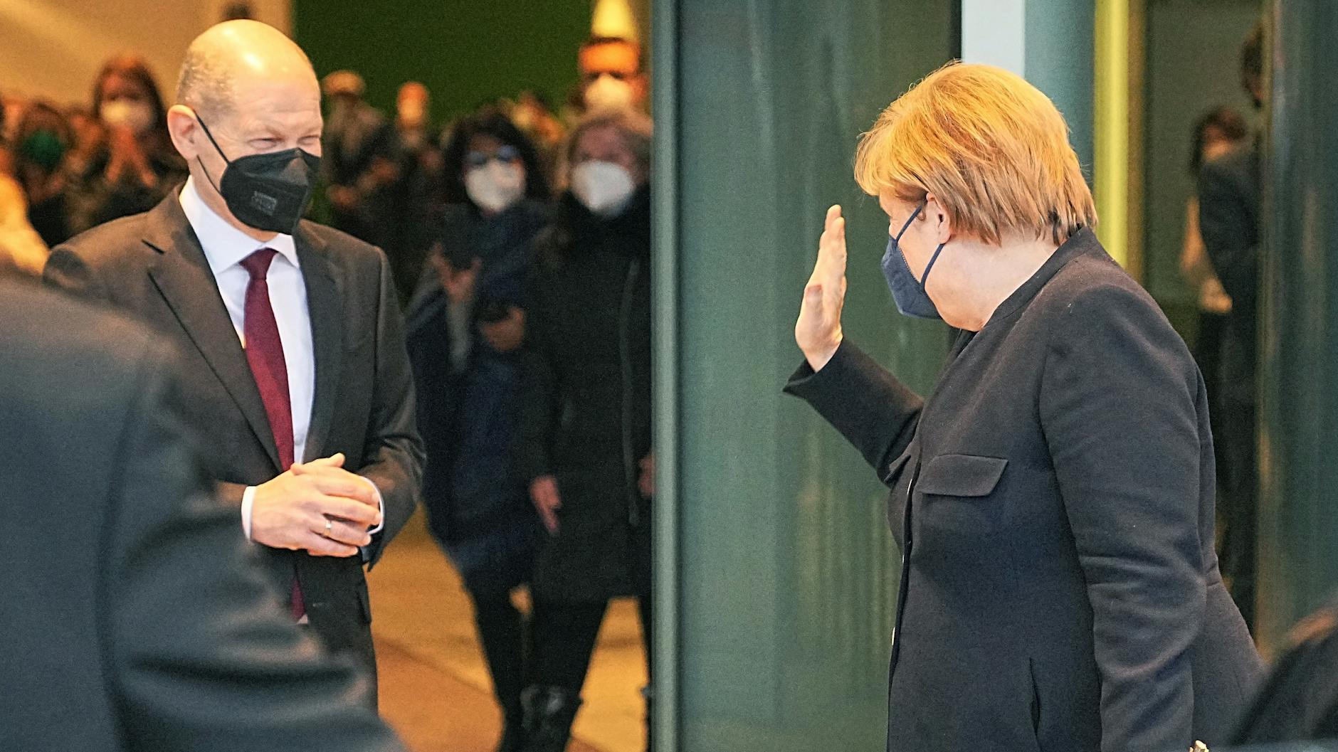 Olaf Scholz (SPD) hat das Bundeskanzleramt in Berlin übernommen. Seine Amtsvorgängerin Angela Merkel (CDU) winkt zum Abschied. 