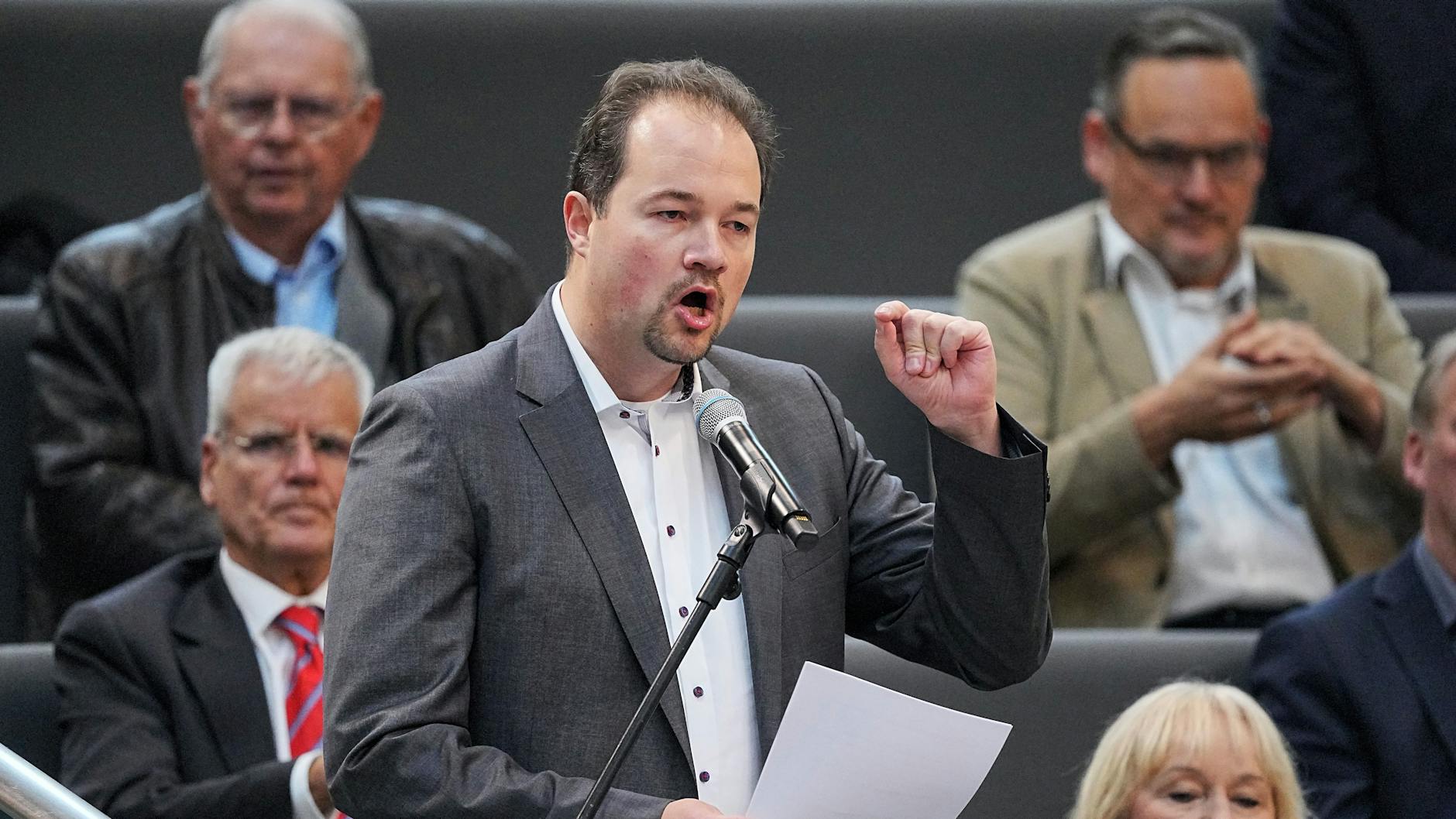 Martin Sichert (AfD) spricht von der Tribüne während der Sitzung des Bundestags.