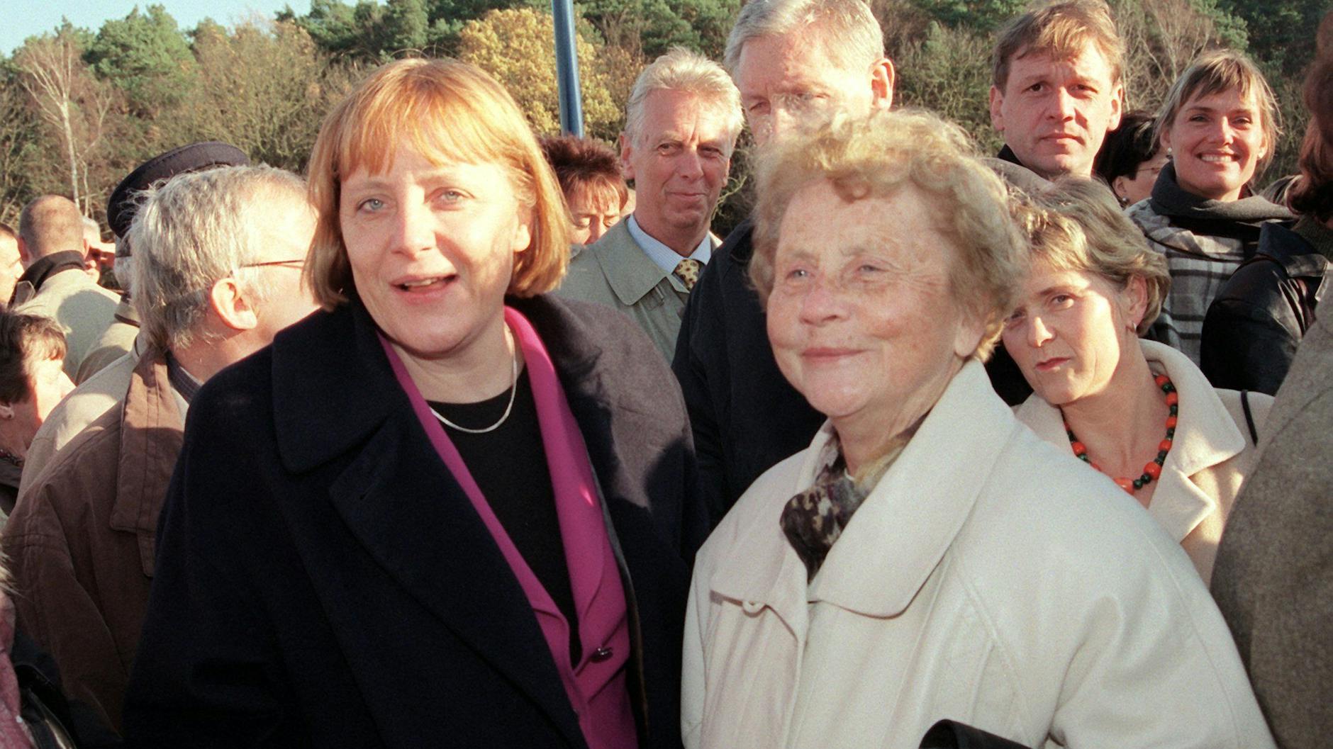 Die damalige CDU-Bundesvorsitzende Angela Merkel (l.), begleitet von ihrer Mutter Herlind Kasner im Jahr 2000 bei der Einweihung des Thermalbades Naturtherme Templin (Uckermark). 