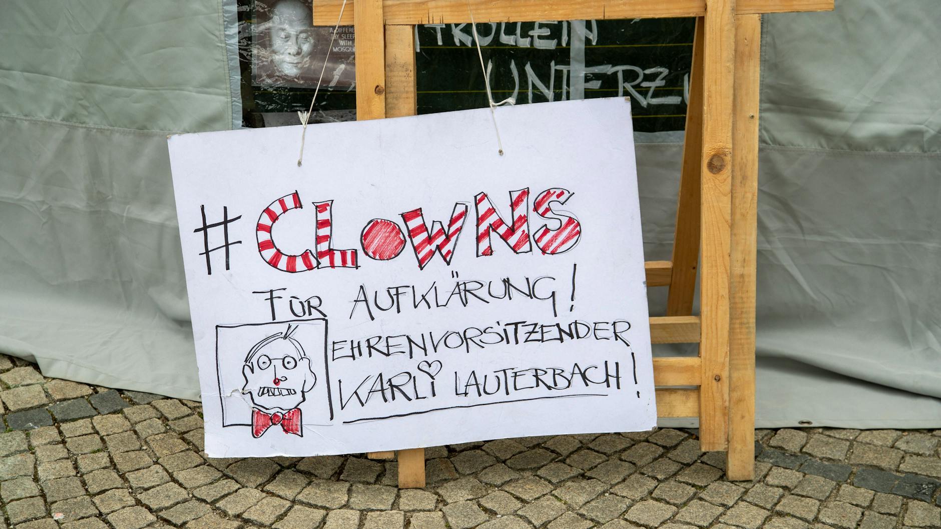 So oder so ähnlich könnte das Plakat der vier Protestler ausgesehen haben, die sich vor Lauterbachs Wohnung versammelten (Archivbild).