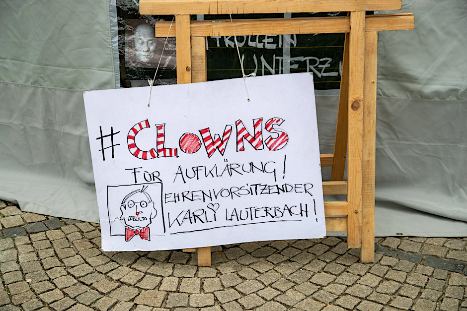 So oder so ähnlich könnte das Plakat der vier Protestler ausgesehen haben, die sich vor Lauterbachs Wohnung versammelten (Archivbild).