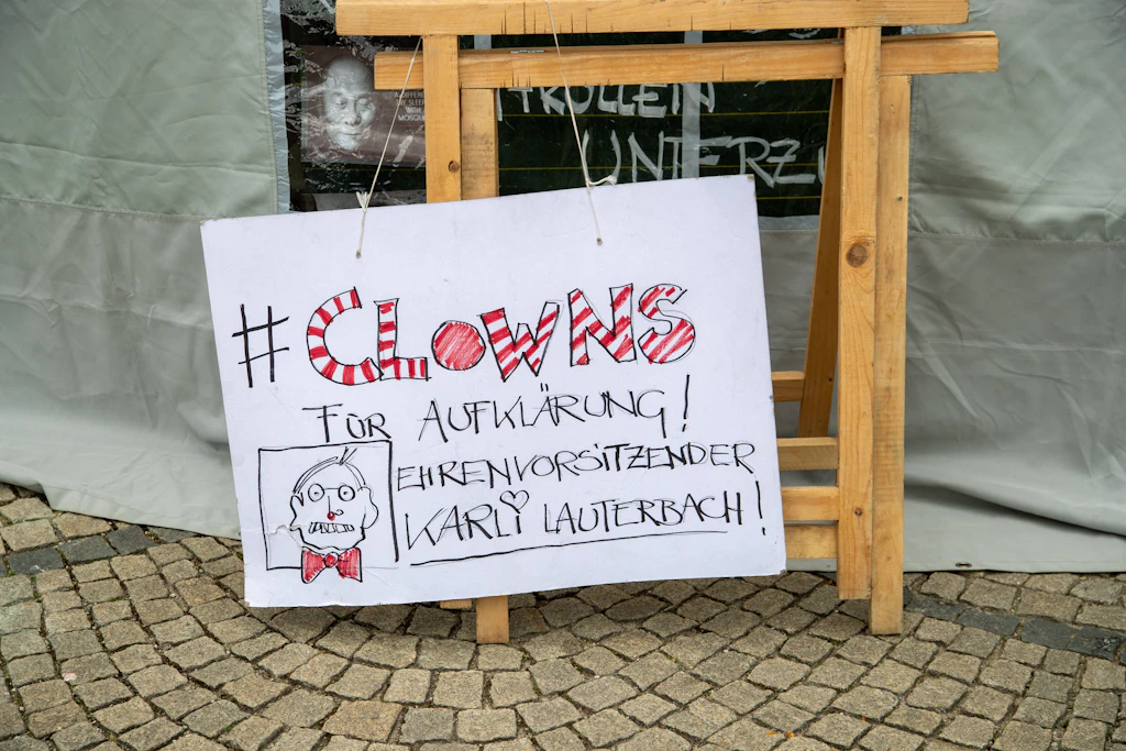 Impfgegner demonstrieren vor Lauterbachs Wohnung