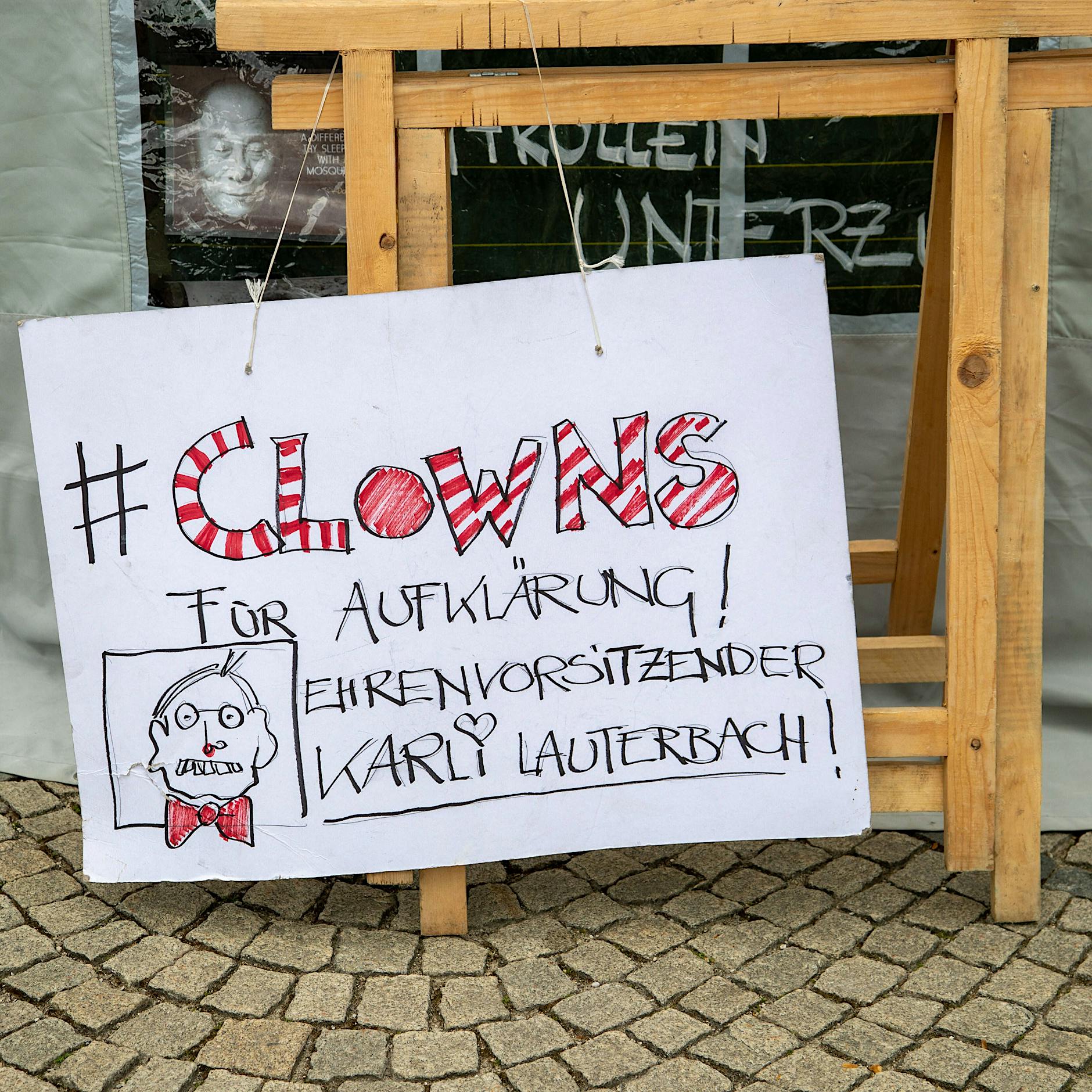 Impfgegner demonstrieren vor Lauterbachs Wohnung