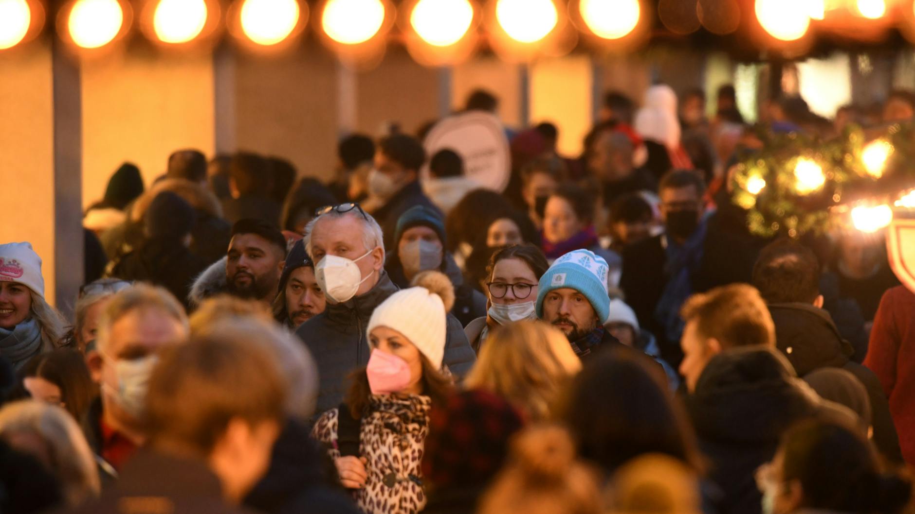 Berlin: Weihnachtseinkäufe am Tauentzien. In der Hauptstadt liegt die Sieben-Tage-Inzidenz unter dem bundesweiten Wert.