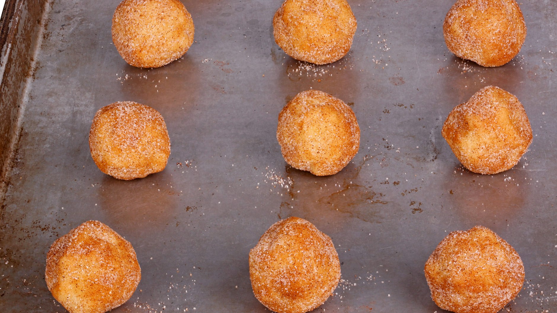 Vor dem Backen werden die Snickerdoodles in einer Mischung aus reichlich Zimt und Zucker gewälzt.