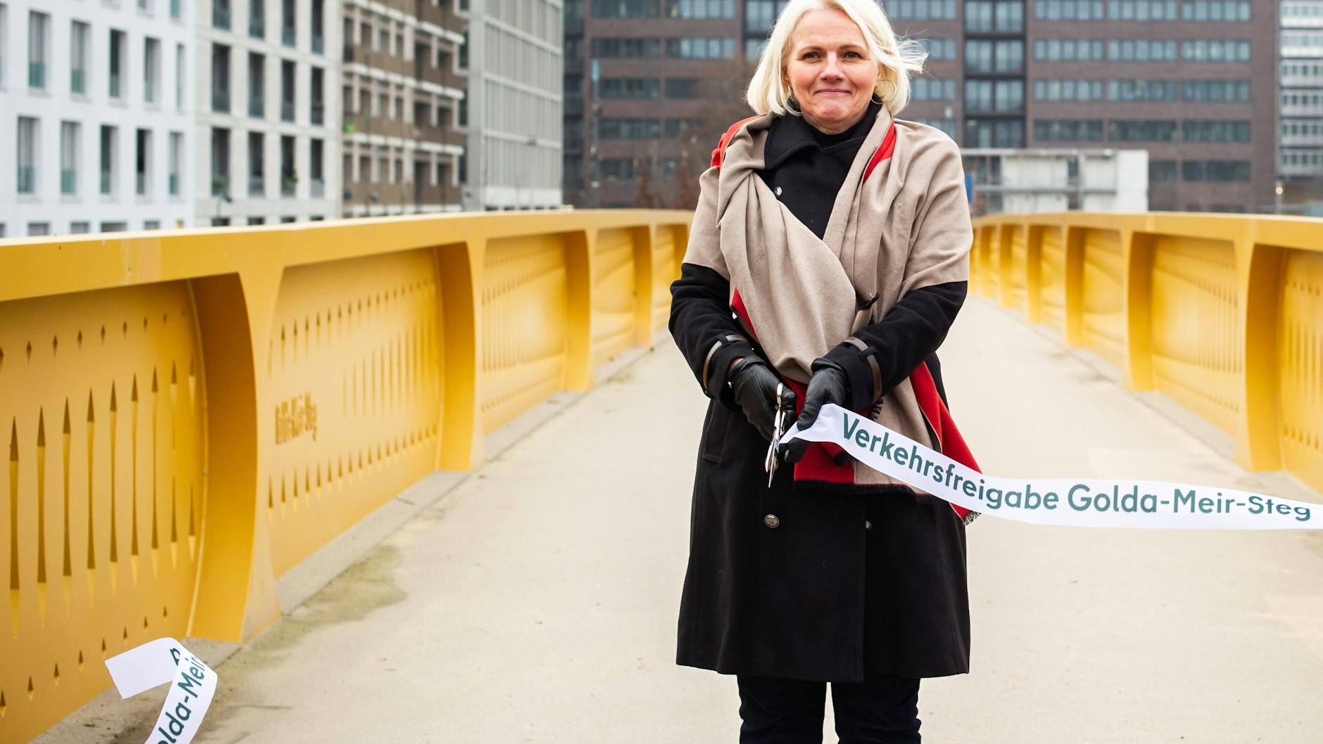 Schnipp! Regine Günther bei ihrer vielleicht letzten Übergabe eines Bauwerks, sie wird dem nächsten Senat nicht mehr angehören.
