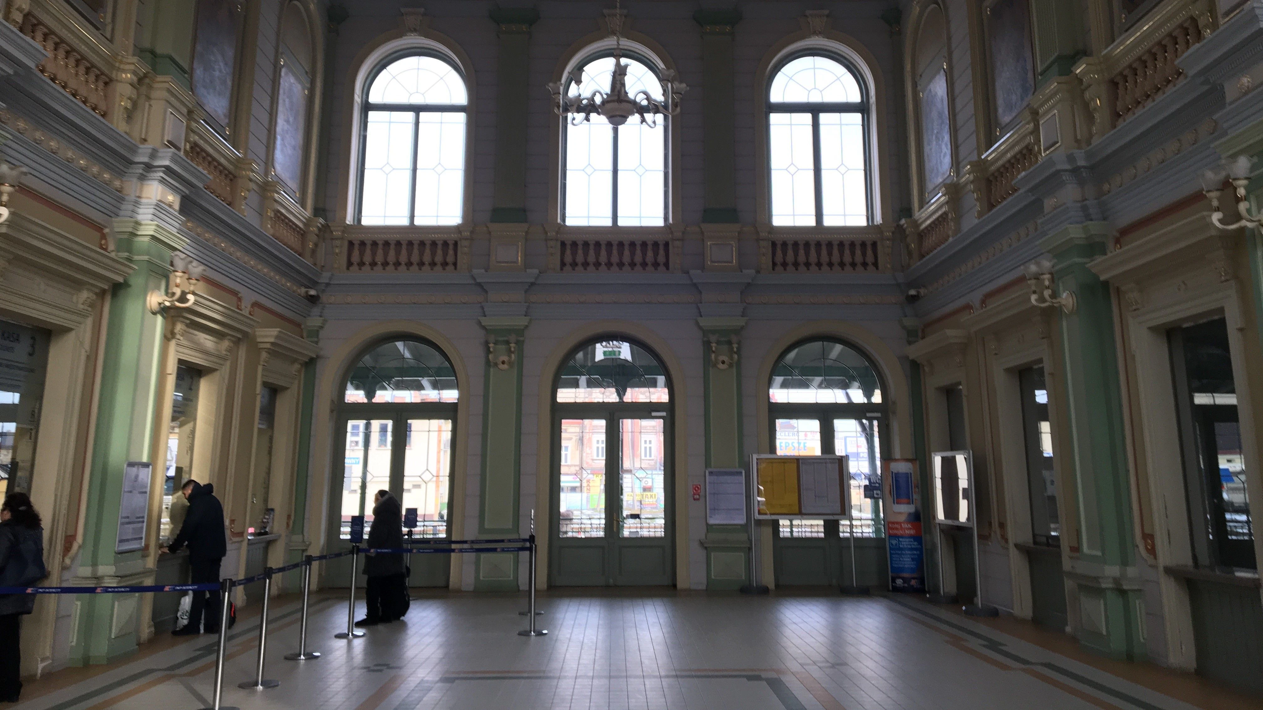 Prächtiger Endpunkt der Reise: Die Halle des Bahnhofs&nbsp;Przemyśl. Hier kann man nach Lemberg (Lviv) umsteigen. Allerdings müssen Nutzer des neuen Tageszugs vor der Weiterreise übernachten, bevor es weitergeht.