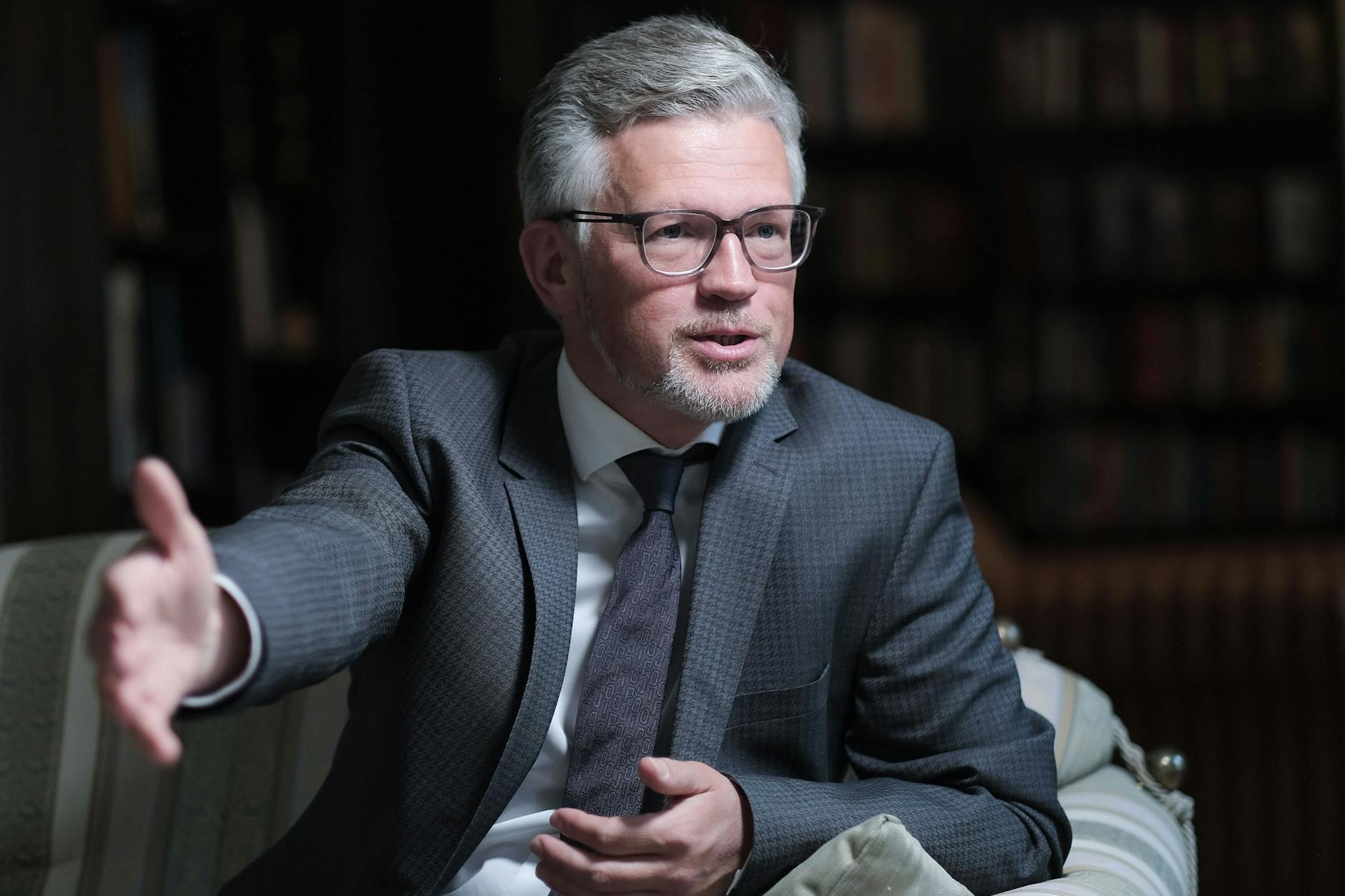 Der ukrainische Diplomat und frühere Botschafter in Deutschland, Andrij Melnyk, während eines Interviews mit der Berliner Zeitung.