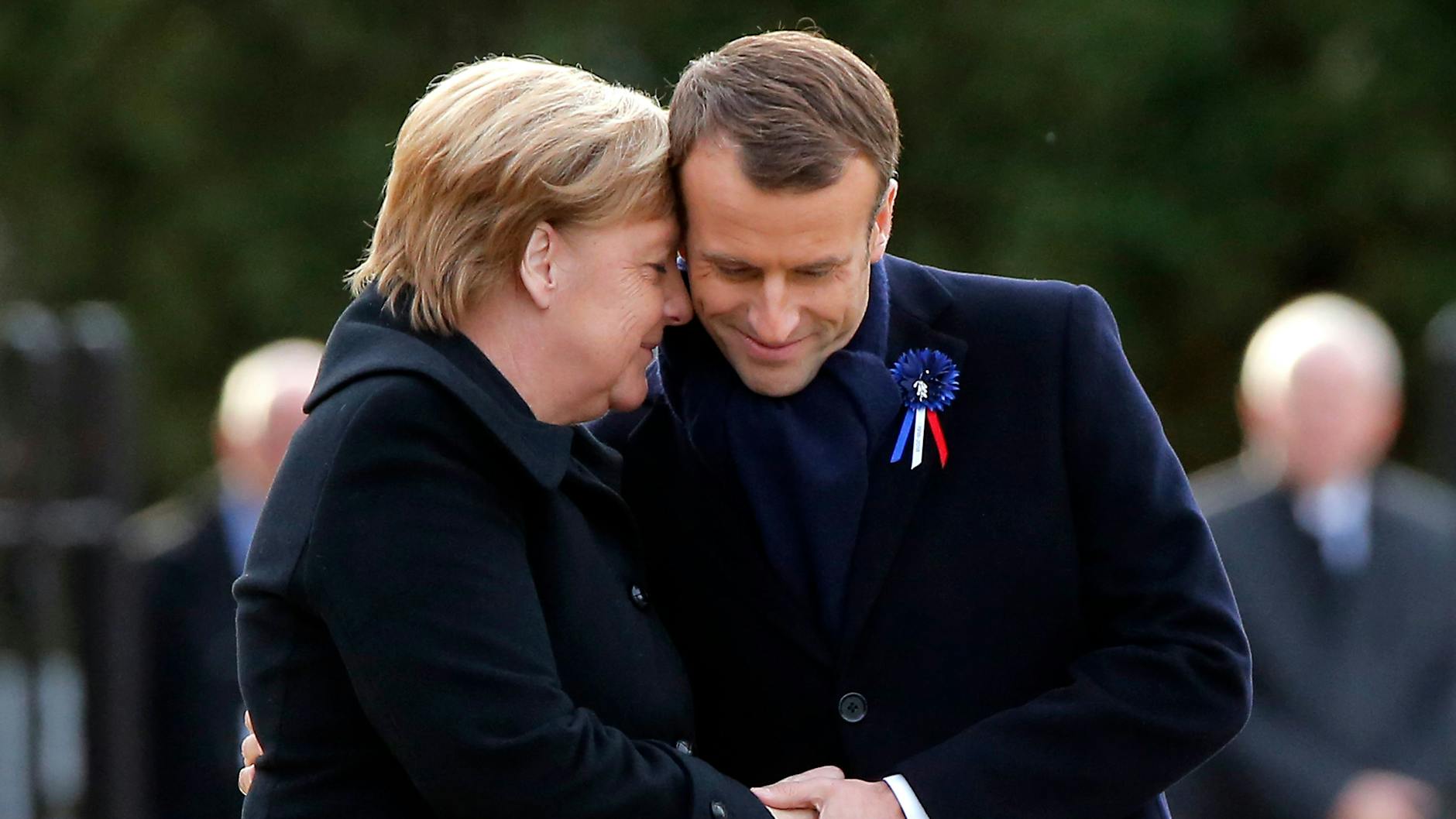 Paris 2018: Angela Merkel innig mit Emanuel Macron.