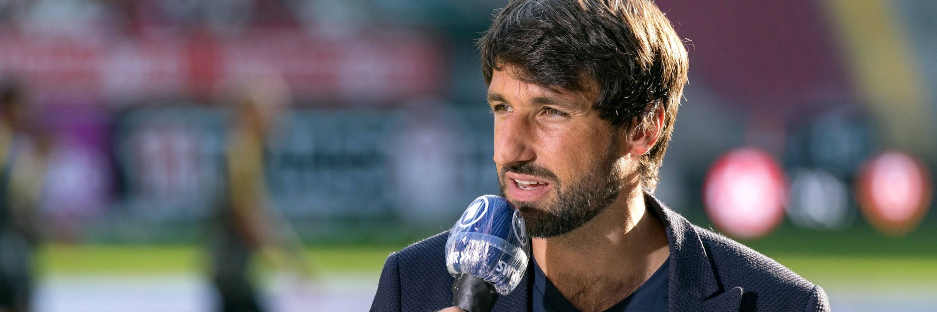 Thomas Broich am Mikrofon der ARD. Leicht und locker erklärt er Zuschauern die Taktik der Teams.