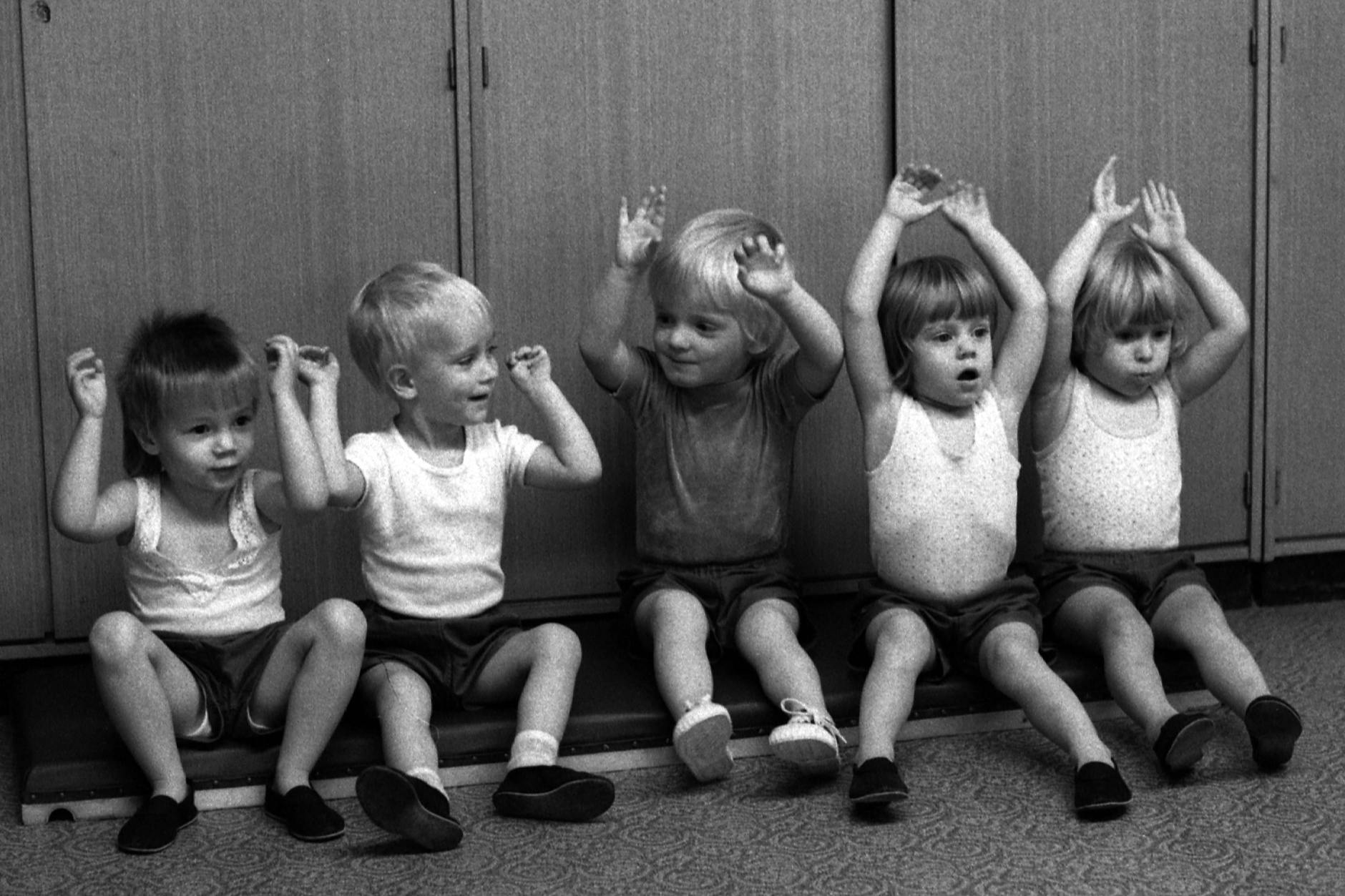 13.09.1984, Ost-Berlin: Kleine Kinder beim Sportunterricht in einer Kindertagesstätte.