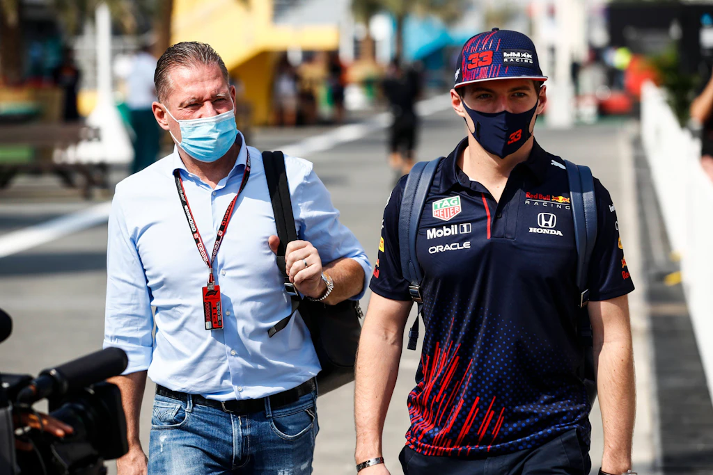 Papa Verstappen über WM-Duell mit Lewis Hamilton: „Max will ihn schlagen – egal wie!“