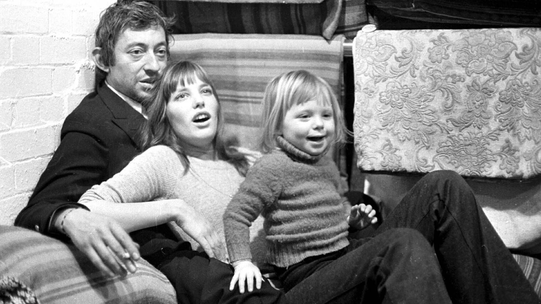 Jane Birkin mit Serge Gainsbourg und der zweijährigen Kate in London