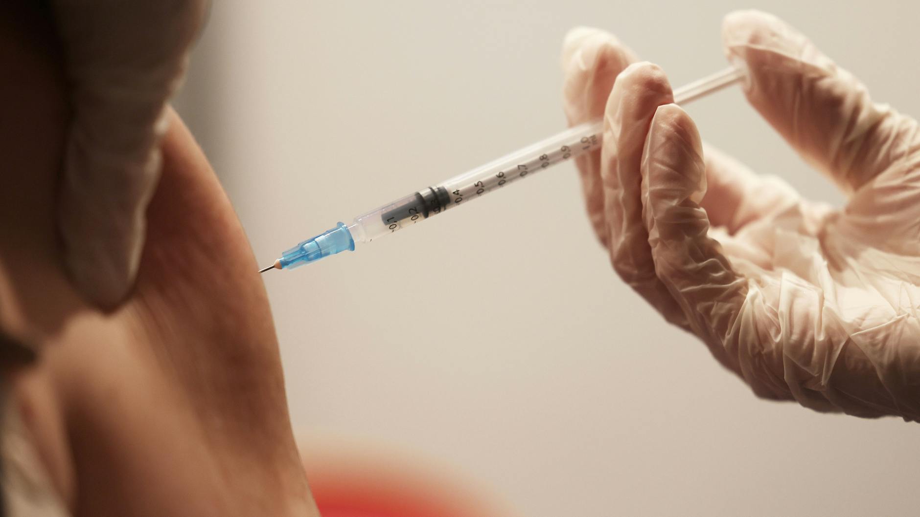 In drei oder vier Monaten könnten angepasste Impfstoffe gegen die Omikron-Variante zugelassen werden.