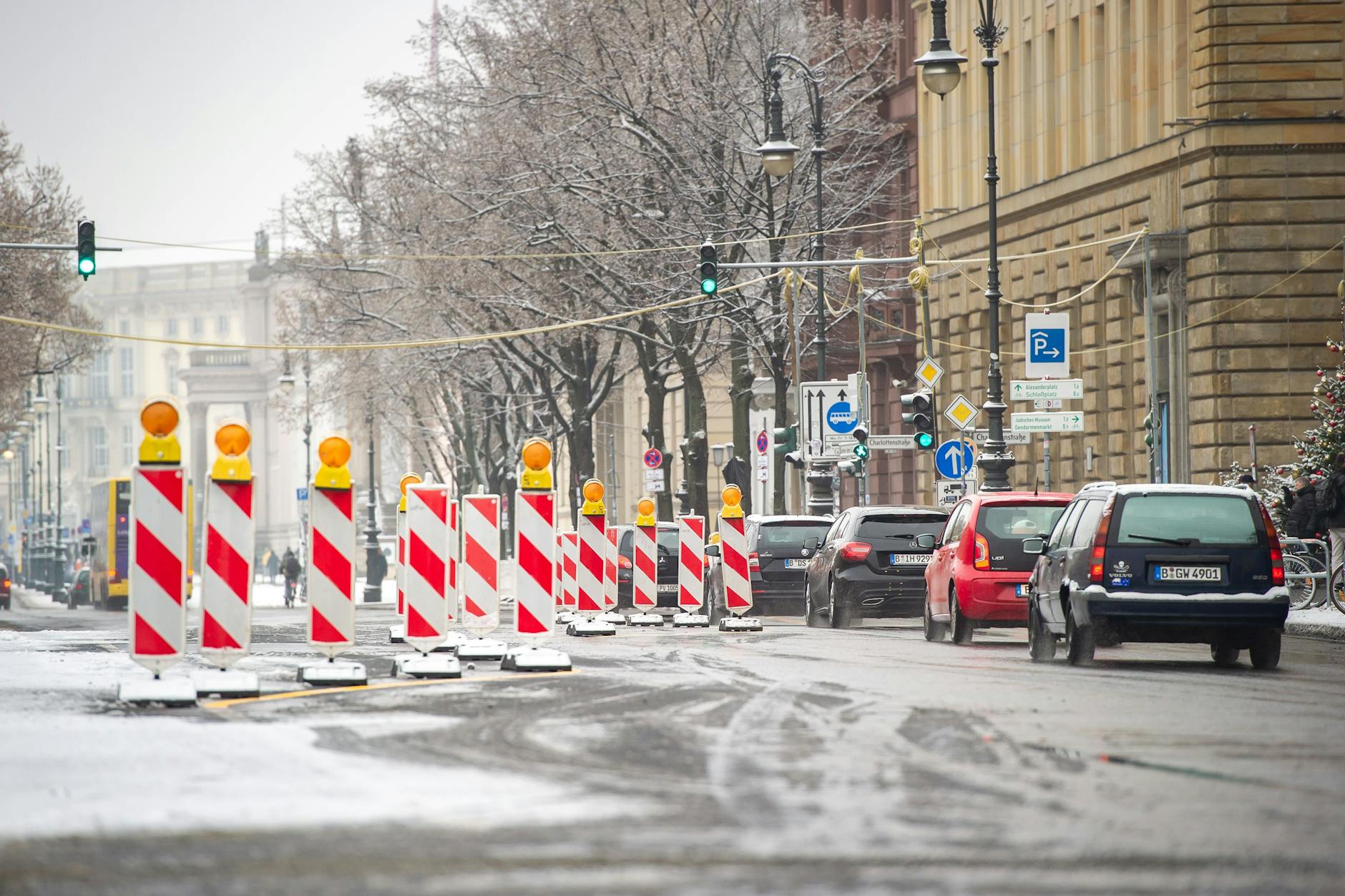 Unter den Linden: Baken sperren den Großteil der Fahrbahn. Der gesamte motorisierte Verkehr konzentriert sich auf einem Fahrstreifen (9.12.2021).