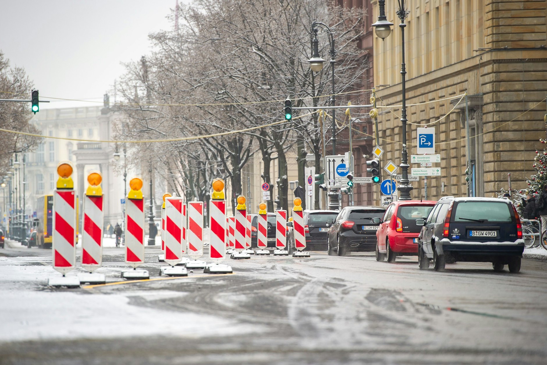 Unter den Linden: Baken sperren den Großteil der Fahrbahn. Der gesamte motorisierte Verkehr konzentriert sich auf einem Fahrstreifen (9.12.2021).