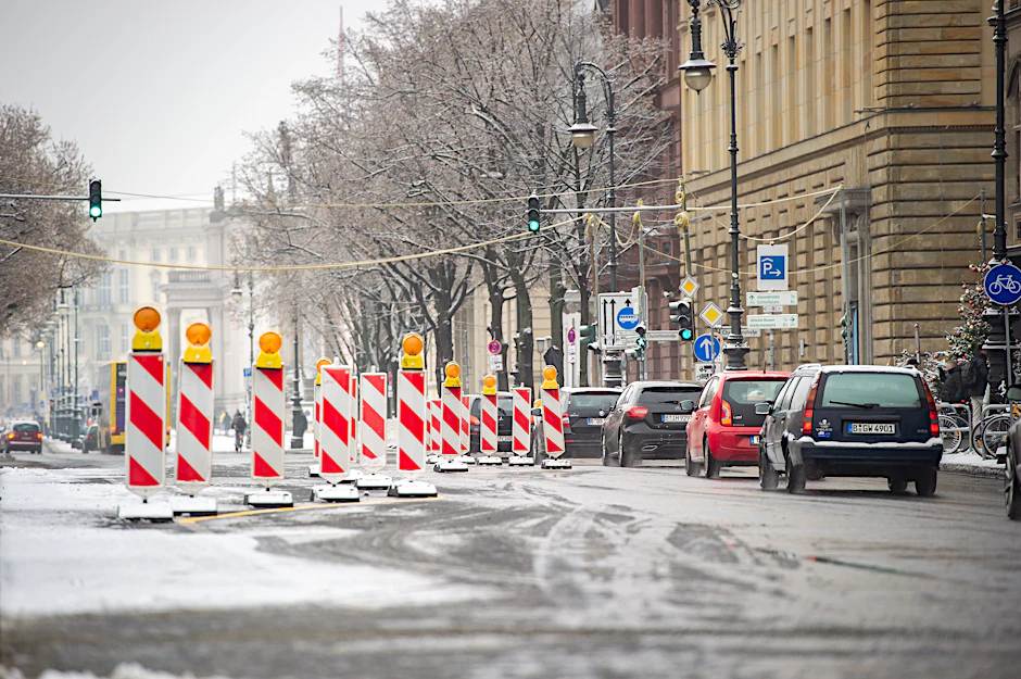 Unter den Linden: Baken sperren den Großteil der Fahrbahn. Der gesamte motorisierte Verkehr konzentriert sich auf einem Fahrstreifen (9.12.2021).