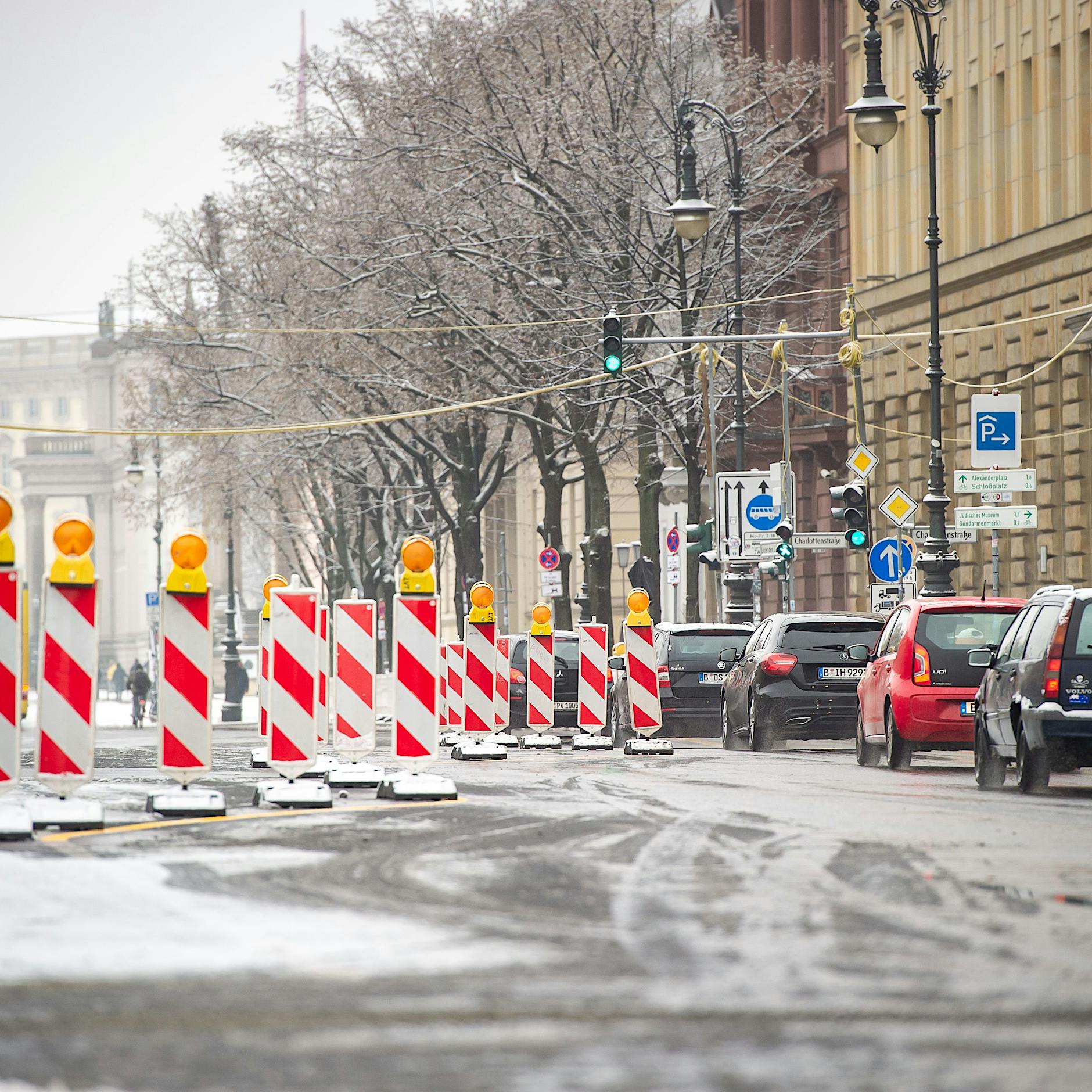 Baustart in Mitte: Unter den Linden ist es für Autofahrer eng geworden