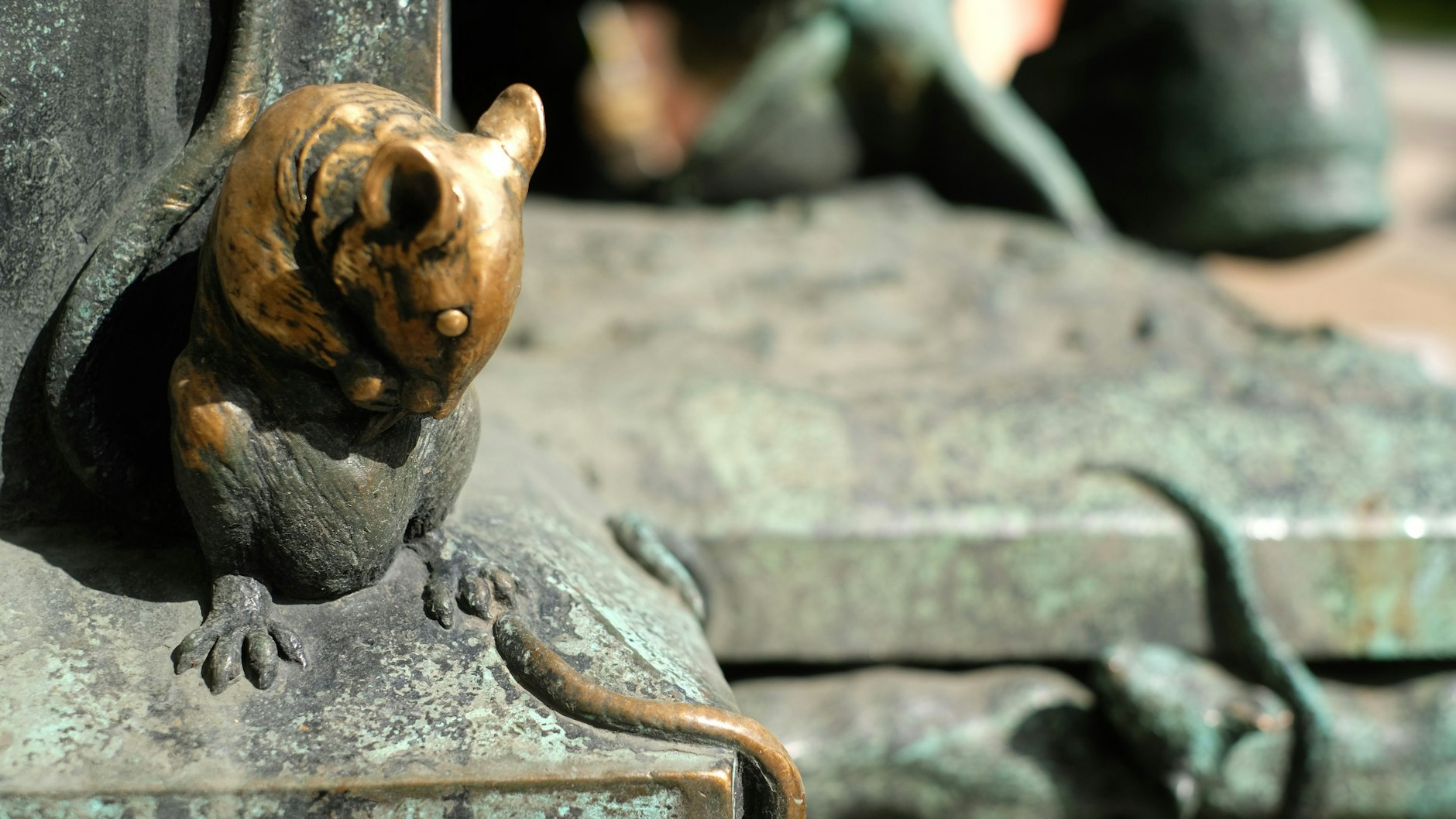 Eines der Mäuschen Gertraudes während der Restaurierung: Es ist ganz abgegriffen, weil die Berührung helfen soll, dass man immer „Mäuse“ hat.