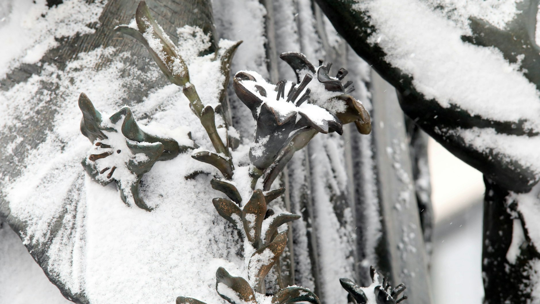 Foto: Lilien im Schnee: Drei Bronzeblüten wurden nachgegossen.