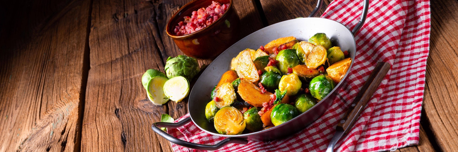 Rosenkohl mit Kartoffeln und Speck aus dem Ofen schmeckt ganz wunderbar.