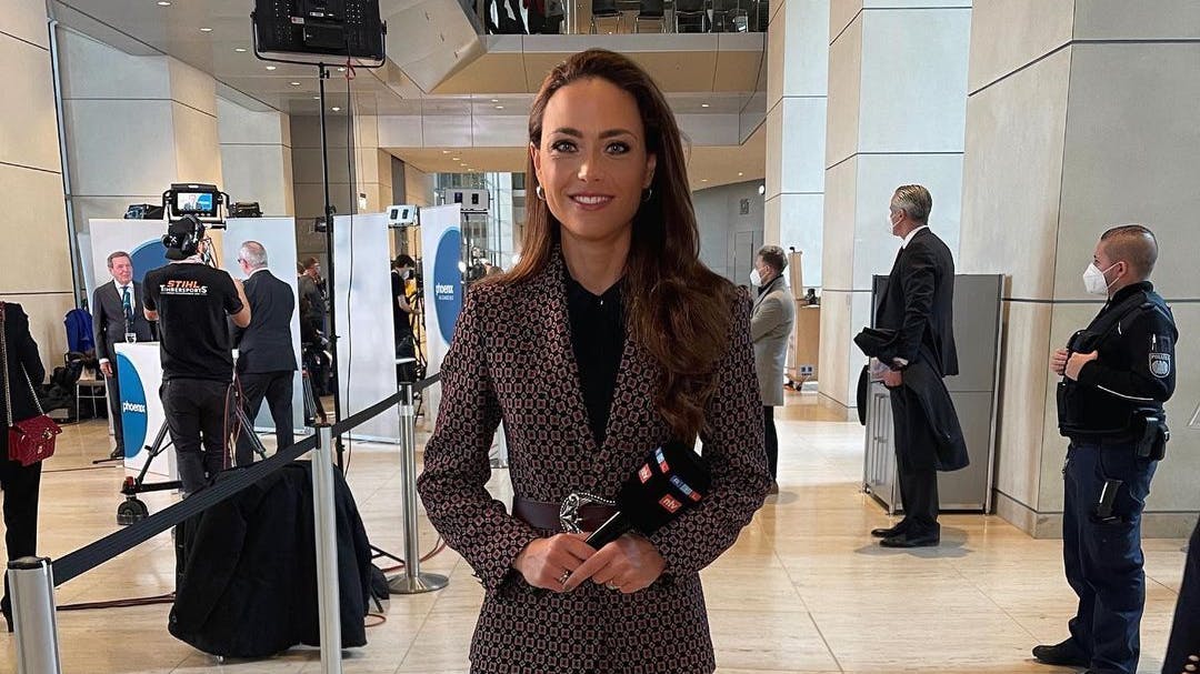 Dieses Foto teilt Franca Lehfeldt auf ihren Social-Media-Kanälen. Sie trägt keine Maske. Im Hintergrund ist Gerhard Schröder zu sehen, ebenfalls ohne Maske.