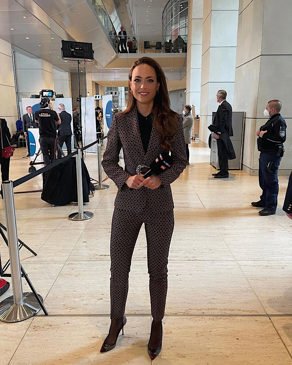 Dieses Foto teilt Franca Lehfeldt auf ihren Social-Media-Kanälen. Sie trägt keine Maske. Im Hintergrund ist Gerhard Schröder zu sehen, ebenfalls ohne Maske.