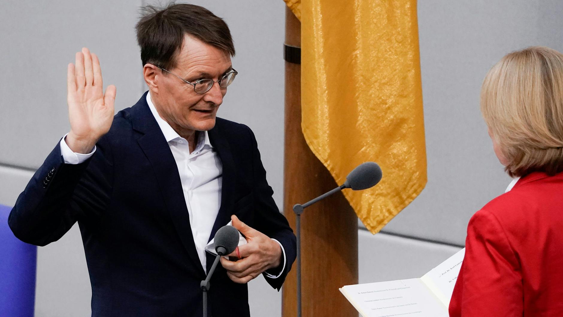 Karl Lauterbach (SPD) spricht am Mittwoch bei seiner Vereidigung zum neuen Bundesgesundheitsminister die Eidesformel.