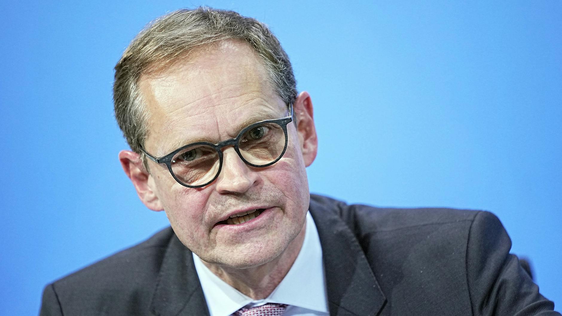 Michael Müller spricht bei einer Pressekonferenz nach den Beratungen der Bundesregierung mit den Ministerpräsidenten der Länder.