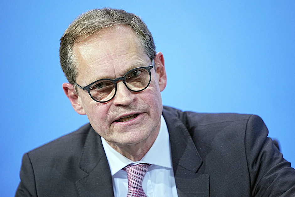 Michael Müller spricht bei einer Pressekonferenz nach den Beratungen der Bundesregierung mit den Ministerpräsidenten der Länder.