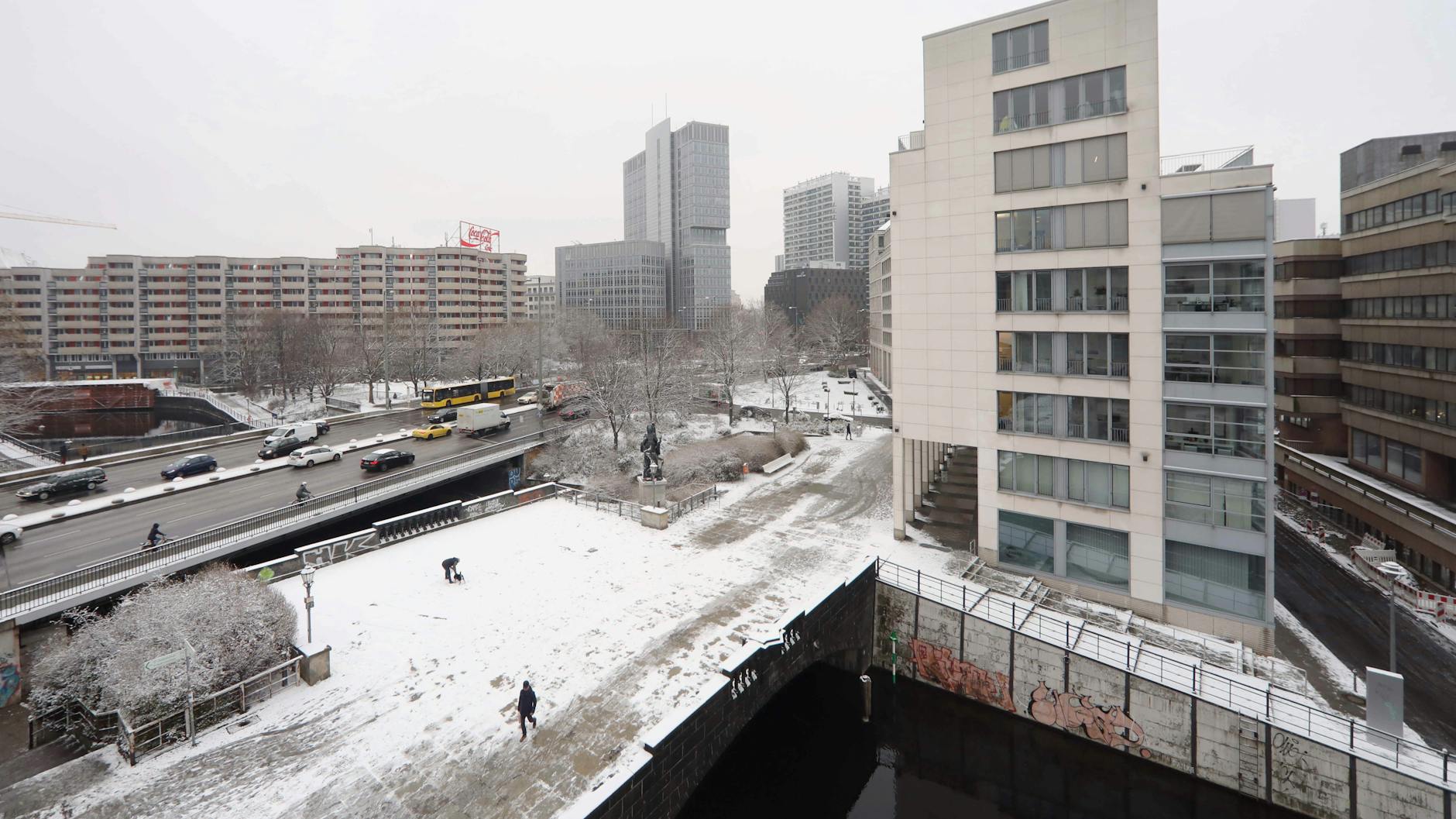 Der neue Ort der Heiligen: Links die vielen verhasste Neue Gertraudenbrücke, vorn in der Mitte die Brüstung der historischen Brücke, auf der die Skulptur bis 2017 stand.