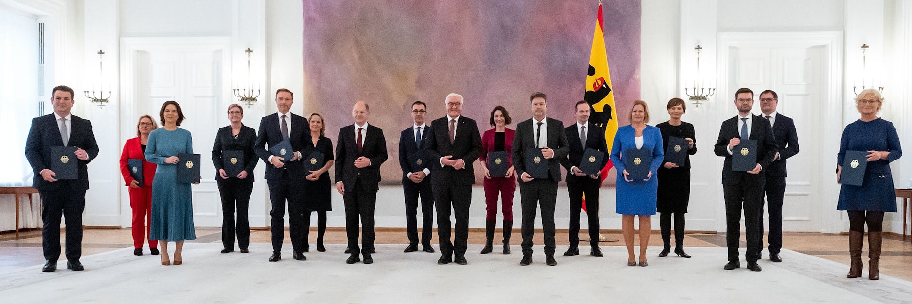 Bundeskanzler Olaf Scholz (SPD) und seine Minister in Schloss Bellevue. 