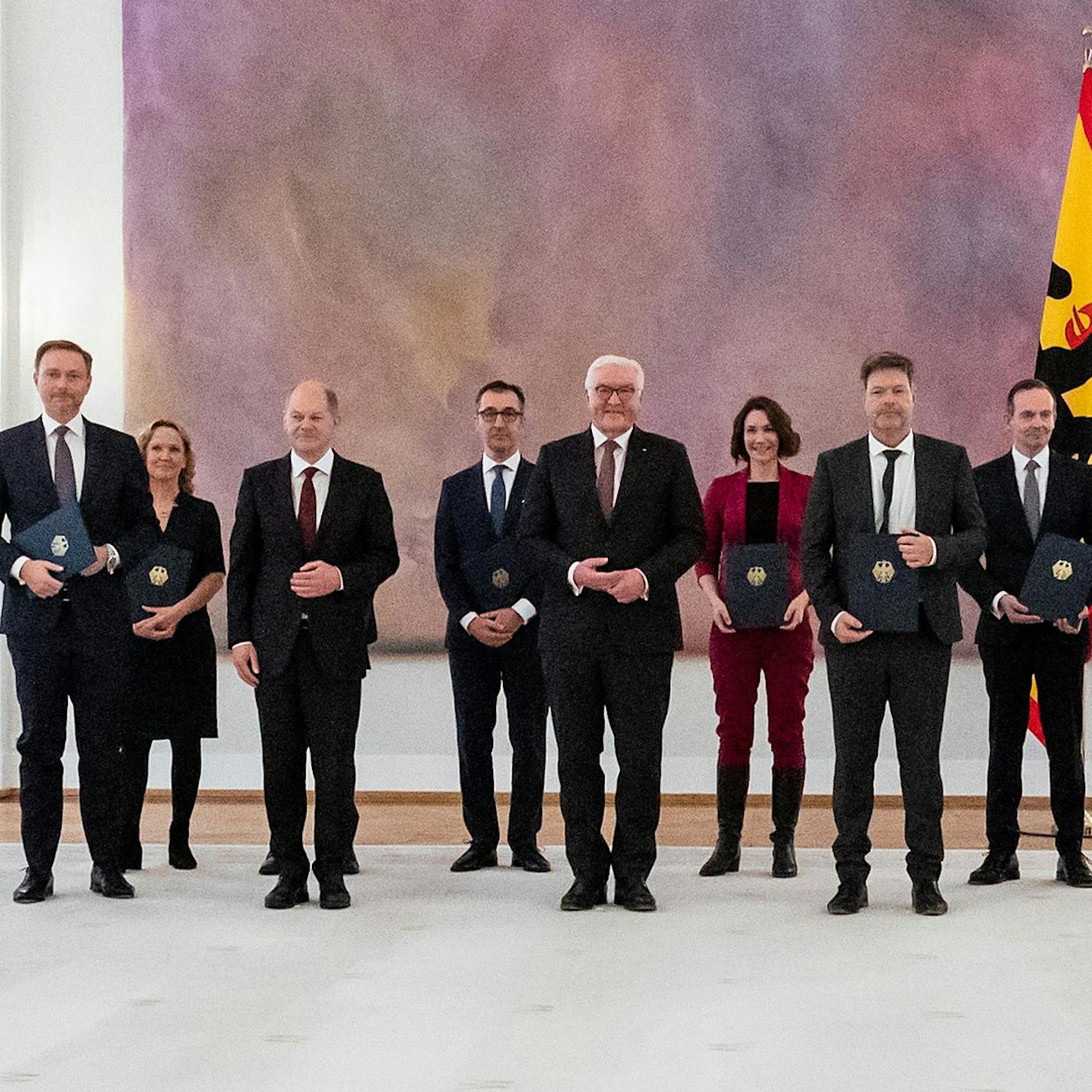 Gehälter enthüllt: So viel verdienen Bundeskanzler Olaf Scholz und seine Minister!