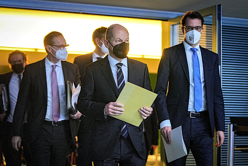 Bundeskanzler Olaf Scholz (M., SPD) kommt neben Hendrik Wüst (r., CDU), Ministerpräsident von Nordrhein-Westfalen, und Michael Müller (l., SPD), Regierender Bürgermeister von Berlin, zu einer Pressekonferenz nach den Beratungen der Bundesregierung mit den Ministerpräsidentinnen und Ministerpräsidenten der Länder.&nbsp;