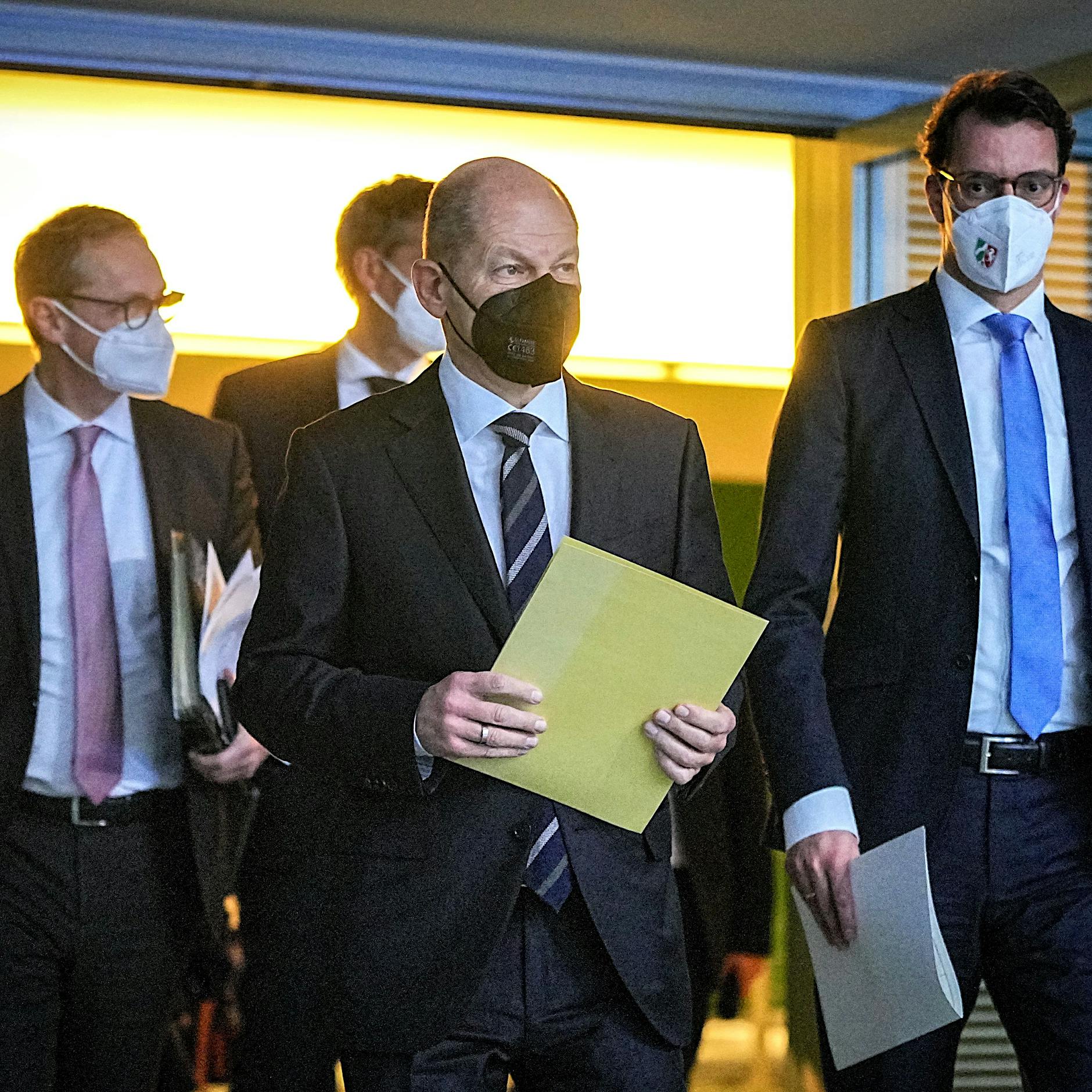 Erster Corona-Gipfel mit Scholz: Kanzler will möglichst viele Booster-Impfungen