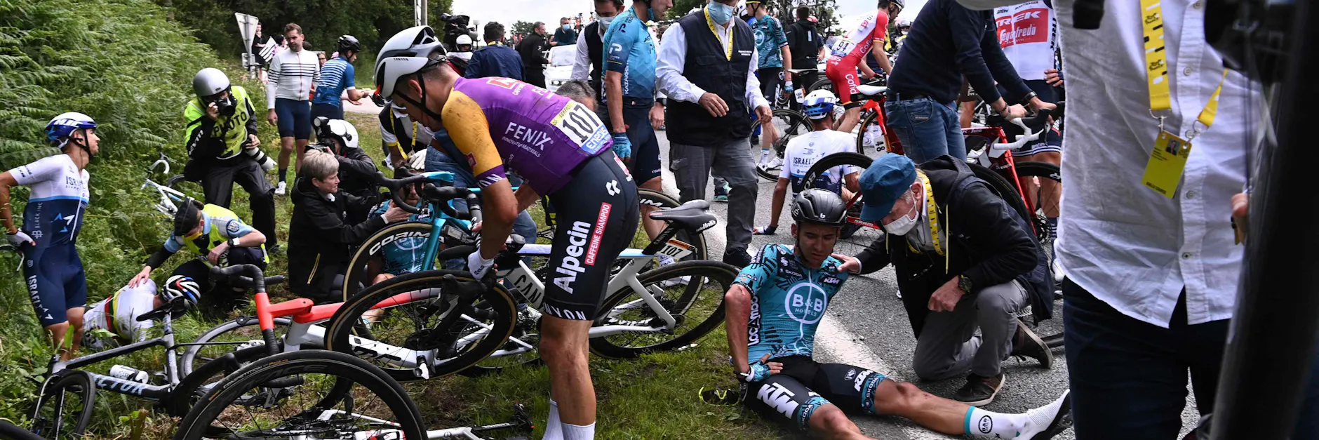 Massensturz bei der Tour – verursacht, weil eine Frau unbedingt ihre Omi grüßen wollte.